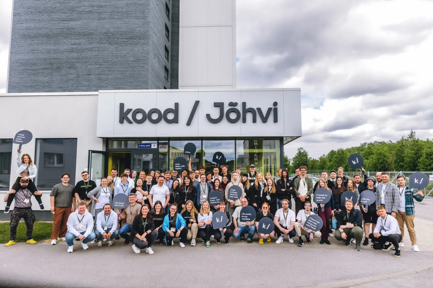 Estonian, Ukrainian and Moldovan teams together in front of the kood/Jõhvi campus